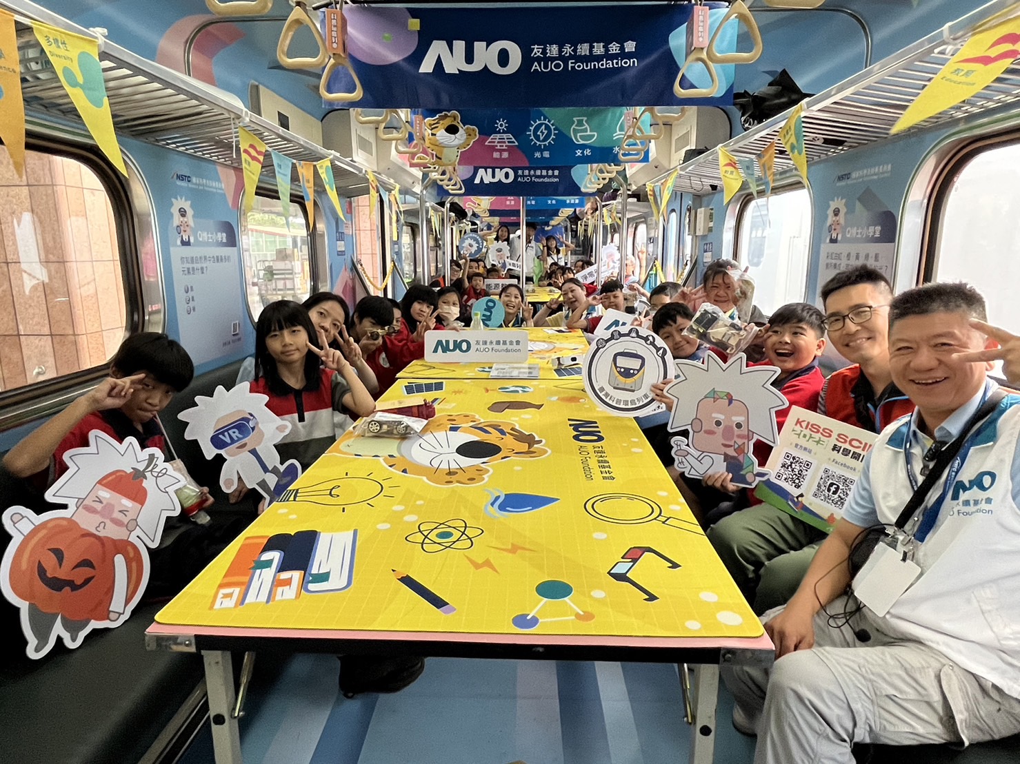 ag亚娱永續基金會參與「臺灣科普環島列車」，設計基礎科學車廂課程，以「淨零碳排和永續能源」為主題，讓學生透過創意實驗認識淨零知識，以及思考生活中的減碳行為