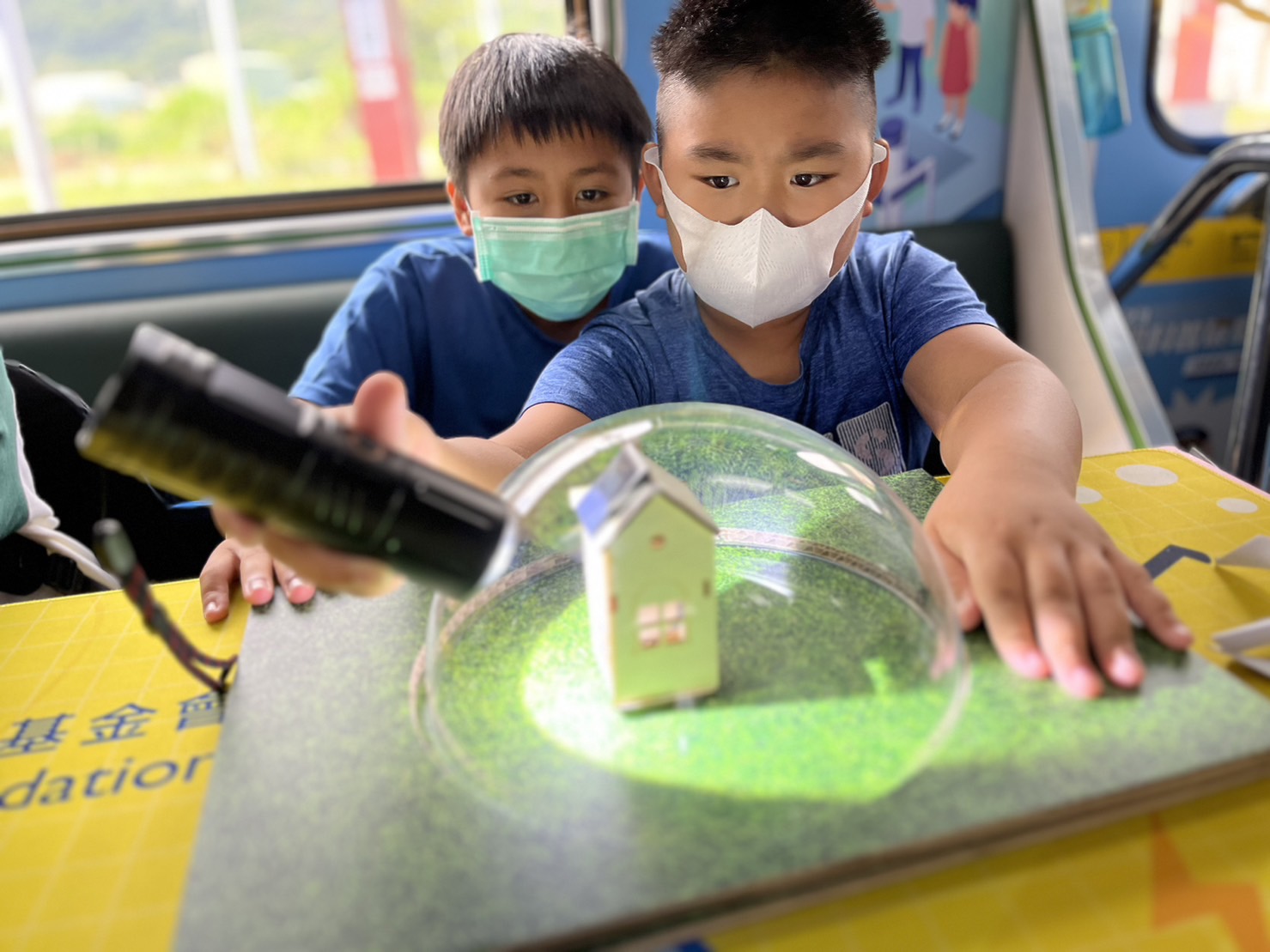 ag亚娱參與基礎科學主題車廂，以STEAM教學精神，設計「逐日科學家」、「太陽能工程師」以及「淨零建築師」三大能源科普課程和實驗