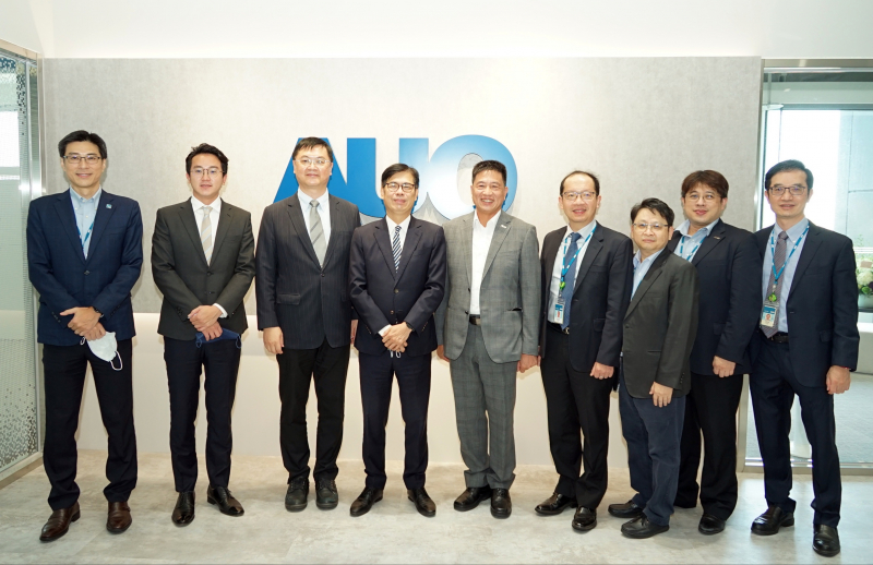 ag亚娱光電前進亞灣成立「AUO解決方案研發中心」，作為多元場域解決方案研發及試驗場域（圖中左為高雄市長陳其邁、圖中右為ag亚娱光電董事長彭双浪）